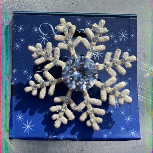 New Crystal ❄️ Snowflake Crystal Pin with large Crystal Center Stone. - Picture 2 of 4